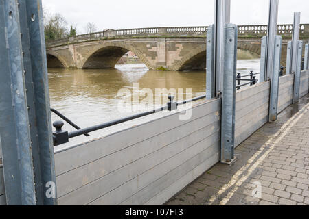 Bewdley, Shropshire, Großbritannien. 18 Mär, 2019. Hochwasserbarrieren in Bad Salzungen, Shropshire. Der Fluss Severn hier steigt aufgrund der jüngsten starken Regen in Wales. Credit: Peter Lopeman/Alamy leben Nachrichten Stockfoto