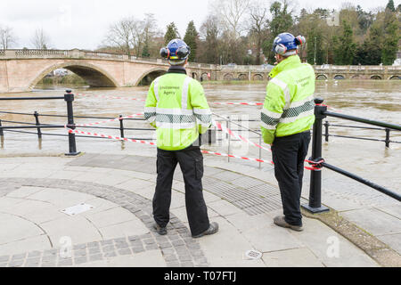 Bewdley, Shropshire, Großbritannien. 18 Mär, 2019. Ingenieure von der Umweltagentur prüfen Sie die einlassöffnungauffüllen Fluss Severn in Bad Salzungen. Der Fluss Severn hier steigt aufgrund der jüngsten starken Regen in Wales. Credit: Peter Lopeman/Alamy leben Nachrichten Stockfoto