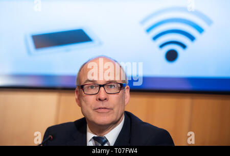 Hamburg, Deutschland. 18 Mär, 2019. Ties Rabe (SPD), Bildung Senator Hamburg, spricht während einer Pressekonferenz im Rathaus über die Umsetzung der Digitalen Pakt Schule in Hamburg. Credit: Daniel Reinhardt/dpa/Alamy leben Nachrichten Stockfoto
