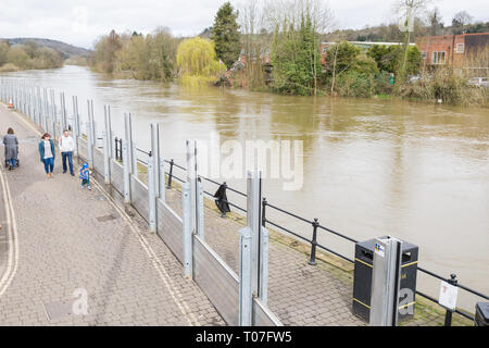 Bewdley, Shropshire, Großbritannien. 18 Mär, 2019. Hochwasserbarrieren in Bad Salzungen, Shropshire. Der Fluss Severn hier steigt aufgrund der jüngsten starken Regen in Wales. Credit: Peter Lopeman/Alamy leben Nachrichten Stockfoto