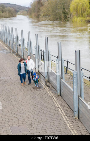 Bewdley, Shropshire, Großbritannien. 18 Mär, 2019. Hochwasserbarrieren in Bad Salzungen, Shropshire. Der Fluss Severn hier steigt aufgrund der jüngsten starken Regen in Wales. Credit: Peter Lopeman/Alamy leben Nachrichten Stockfoto