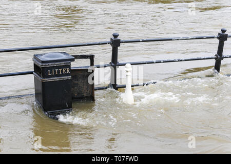 Bewdley, Shropshire, Großbritannien. 18 Mär, 2019. Der Fluss Severn in Bewdley steigt aufgrund der jüngsten starken Regen in Wales. Credit: Peter Lopeman/Alamy leben Nachrichten Stockfoto