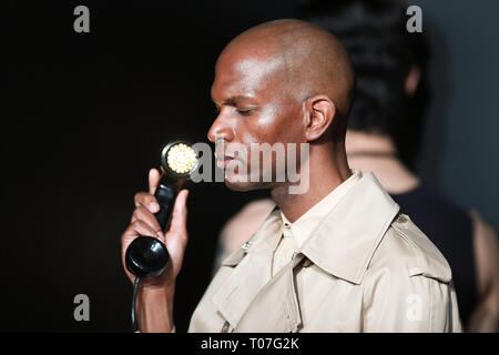 Tokio, Japan. 18 Mär, 2019. Ein model präsentiert eine Kreation der japanischen Marke während Amazon Fashion Week Tokyo DRESSEDUNDRESSED in Tokio, Japan, 18. März 2019. Credit: Du Xiaoyi/Xinhua/Alamy leben Nachrichten Stockfoto