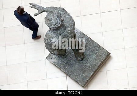 Berlin, Deutschland. 18 Mär, 2019. Ein Mann an der Statue des ehemaligen Bundeskanzlers Willy Brandt im Atrium der SPD-Parteizentrale. Quelle: Wolfgang Kumm/dpa/Alamy leben Nachrichten Stockfoto