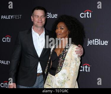 Los Angeles, CA, USA. 17 Mär, 2019. Peter Krause, Angela Bassett in der Ankunftshalle für PaleyFest LA2019 FOX 9-1-1, die Dolby Theater in Hollywood und Highland Center, Los Angeles, CA, 17. März, 2019. Credit: Priscilla Grant/Everett Collection/Alamy leben Nachrichten Stockfoto