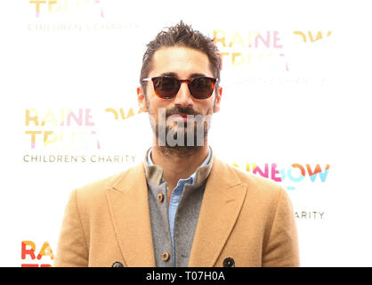 London, Großbritannien. 18 Mär, 2019. Hugo Taylor, Vertrauen in Mode - Photocall, Harvey Nichols Vitrinen Designer bei Berühmtheit - verzierte Mode Geldbeschaffer für Rainbow Trust Kinder der Liebe, Grosvenor House, London, UK, 18. März 2019, Foto von Richard Goldschmidt Credit: Rich Gold/Alamy leben Nachrichten Stockfoto