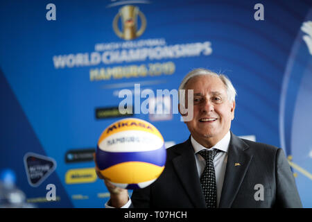 Hamburg, Deutschland. 18 Mär, 2019. Ary S. Graca, Präsident der Welt Volleyball Federation (Fivb), bei einer Pressekonferenz für die Welt Beach-volleyball Meisterschaften in Hamburg. Die FIVB Beach Volleyball WM findet vom 28. Juni bis 7. Juli 2019 in Hamburg. Credit: Christian Charisius/dpa/Alamy leben Nachrichten Stockfoto