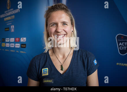 Hamburg, Deutschland. 18 Mär, 2019. Laura Ludwig, Beach Volleyball Nationalspieler, zu einem Fotoshooting nach einer Pressekonferenz in der Welt Beach-volleyball Meisterschaften in Hamburg. Credit: Christian Charisius/dpa/Alamy leben Nachrichten Stockfoto