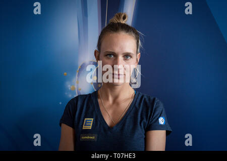 Hamburg, Deutschland. 18 Mär, 2019. Margareta Kozuch, Spieler des Nationalen beach volleyball Team, zu einem Fotoshooting nach einer Pressekonferenz in der Welt Beach-volleyball Meisterschaften in Hamburg. Credit: Christian Charisius/dpa/Alamy leben Nachrichten Stockfoto