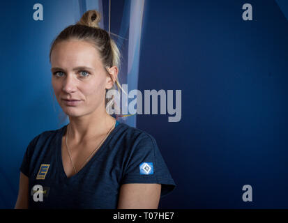 Hamburg, Deutschland. 18 Mär, 2019. Margareta Kozuch, Spieler des Nationalen beach volleyball Team, zu einem Fotoshooting nach einer Pressekonferenz in der Welt Beach-volleyball Meisterschaften in Hamburg. Credit: Christian Charisius/dpa/Alamy leben Nachrichten Stockfoto