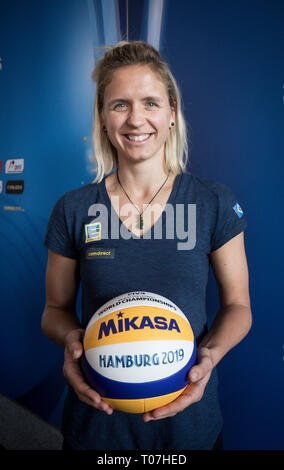 Hamburg, Deutschland. 18 Mär, 2019. Laura Ludwig, Beach Volleyball Nationalspieler, zu einem Fotoshooting nach einer Pressekonferenz in der Welt Beach-volleyball Meisterschaften in Hamburg. Credit: Christian Charisius/dpa/Alamy leben Nachrichten Stockfoto