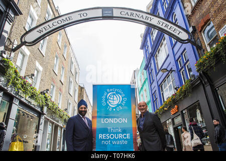 London, Großbritannien. 18. März, 2019. Ranjit Baxi, Gründungspräsident der weltweiten Recycling Foundation, und Simon Quayle, Direktor des Shaftesbury PLC, Mark der Feier der zweiten jährlichen weltweiten Recycling Tag unter der Carnaby Street arch. Das diesjährige Thema ist "Recycling in der Zukunft", wobei der Schwerpunkt auf die Bedeutung und die Kraft der Jugend, Innovation und Bildung für eine bessere Zukunft für unseren Planeten. Credit: Mark Kerrison/Alamy leben Nachrichten Stockfoto