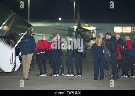 Glasgow, UK. 18. März 2019. Schottische Fußball-Trainer, James McFadden (7. von rechts) und Manager, Alex McLeish (2. von rechts) und der schottischen Fußball-Nationalmannschaft gesehen Ihre Luxus jetliner private Einsteigen ins Flugzeug in den frühen Stunden in Glasgow Flughafen Momente gesehen vor der Abreise für Kasachstan ein Spiel am Mittwoch zu spielen. Der Flug war um 11 Uhr zu nehmen, jedoch infolge einer unvorhergesehenen Problem, wo der Pilot hatte aus dem Flight Deck zu kommen und auf den Asphalt und mit Bodenpersonal sprechen, der Flug dauerte schließlich in den frühen Morgenstunden von heute. Credit: Colin Fisher/Alamy leben Nachrichten Stockfoto