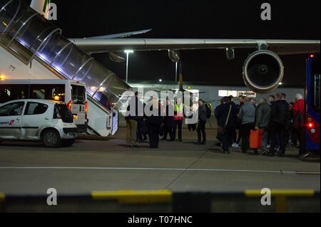 Glasgow, UK. 18. März 2019. Der schottischen Fußball-Nationalmannschaft gesehen Ihre Luxus jetliner private Einsteigen ins Flugzeug in den frühen Stunden in Glasgow Flughafen Momente gesehen vor der Abreise für Kasachstan ein Spiel am Mittwoch zu spielen. Der Flug war um 11 Uhr zu nehmen, jedoch infolge einer unvorhergesehenen Problem, wo der Pilot hatte aus dem Flight Deck zu kommen und auf den Asphalt und mit Bodenpersonal sprechen, der Flug dauerte schließlich in den frühen Morgenstunden von heute. Credit: Colin Fisher/Alamy leben Nachrichten Stockfoto