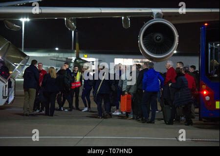 Glasgow, UK. 18. März 2019. Der schottischen Fußball-Nationalmannschaft gesehen Ihre Luxus jetliner private Einsteigen ins Flugzeug in den frühen Stunden in Glasgow Flughafen Momente gesehen vor der Abreise für Kasachstan ein Spiel am Mittwoch zu spielen. Der Flug war um 11 Uhr zu nehmen, jedoch infolge einer unvorhergesehenen Problem, wo der Pilot hatte aus dem Flight Deck zu kommen und auf den Asphalt und mit Bodenpersonal sprechen, der Flug dauerte schließlich in den frühen Morgenstunden von heute. Credit: Colin Fisher/Alamy leben Nachrichten Stockfoto