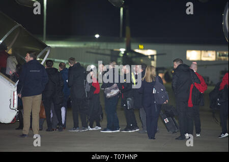 Glasgow, UK. 18. März 2019. Schottische Defender, Callum Patterson (an der Kamera) und der schottischen Fußball-Nationalmannschaft gesehen Ihre Luxus jetliner private Einsteigen ins Flugzeug in den frühen Stunden in Glasgow Flughafen Momente gesehen vor der Abreise für Kasachstan ein Spiel am Mittwoch zu spielen. Der Flug war um 11 Uhr zu nehmen, jedoch infolge einer unvorhergesehenen Problem, wo der Pilot hatte aus dem Flight Deck zu kommen und auf den Asphalt und mit Bodenpersonal sprechen, der Flug dauerte schließlich in den frühen Morgenstunden von heute. Credit: Colin Fisher/Alamy leben Nachrichten Stockfoto