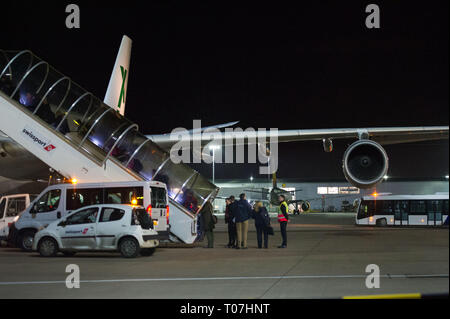 Glasgow, UK. 18. März 2019. Der schottischen Fußball-Nationalmannschaft gesehen Ihre Luxus jetliner private Einsteigen ins Flugzeug in den frühen Stunden in Glasgow Flughafen Momente gesehen vor der Abreise für Kasachstan ein Spiel am Mittwoch zu spielen. Der Flug war um 11 Uhr zu nehmen, jedoch infolge einer unvorhergesehenen Problem, wo der Pilot hatte aus dem Flight Deck zu kommen und auf den Asphalt und mit Bodenpersonal sprechen, der Flug dauerte schließlich in den frühen Morgenstunden von heute. Credit: Colin Fisher/Alamy leben Nachrichten Stockfoto