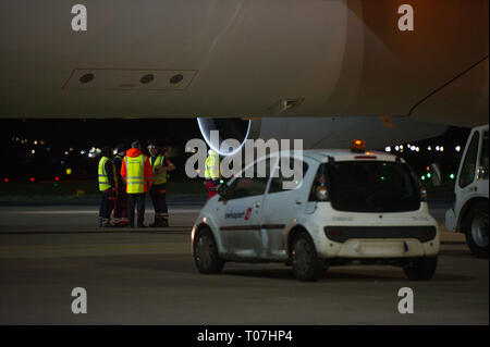 Glasgow, UK. 18. März 2019. Der schottischen Fußball-Nationalmannschaft gesehen Ihre Luxus jetliner private Einsteigen ins Flugzeug in den frühen Stunden in Glasgow Flughafen Momente gesehen vor der Abreise für Kasachstan ein Spiel am Mittwoch zu spielen. Der Flug war um 11 Uhr zu nehmen, jedoch infolge einer unvorhergesehenen Problem, wo der Pilot hatte aus dem Flight Deck zu kommen und auf den Asphalt und mit Bodenpersonal sprechen, der Flug dauerte schließlich in den frühen Morgenstunden von heute. Credit: Colin Fisher/Alamy leben Nachrichten Stockfoto