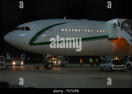 Glasgow, UK. 18. März 2019. Der schottischen Fußball-Nationalmannschaft gesehen Ihre Luxus jetliner private Einsteigen ins Flugzeug in den frühen Stunden in Glasgow Flughafen Momente gesehen vor der Abreise für Kasachstan ein Spiel am Mittwoch zu spielen. Der Flug war um 11 Uhr zu nehmen, jedoch infolge einer unvorhergesehenen Problem, wo der Pilot hatte aus dem Flight Deck zu kommen und auf den Asphalt und mit Bodenpersonal sprechen, der Flug dauerte schließlich in den frühen Morgenstunden von heute. Credit: Colin Fisher/Alamy leben Nachrichten Stockfoto