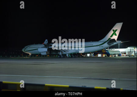 Glasgow, UK. 18. März 2019. Der schottischen Fußball-Nationalmannschaft gesehen Ihre Luxus jetliner private Einsteigen ins Flugzeug in den frühen Stunden in Glasgow Flughafen Momente gesehen vor der Abreise für Kasachstan ein Spiel am Mittwoch zu spielen. Der Flug war um 11 Uhr zu nehmen, jedoch infolge einer unvorhergesehenen Problem, wo der Pilot hatte aus dem Flight Deck zu kommen und auf den Asphalt und mit Bodenpersonal sprechen, der Flug dauerte schließlich in den frühen Morgenstunden von heute. Credit: Colin Fisher/Alamy leben Nachrichten Stockfoto