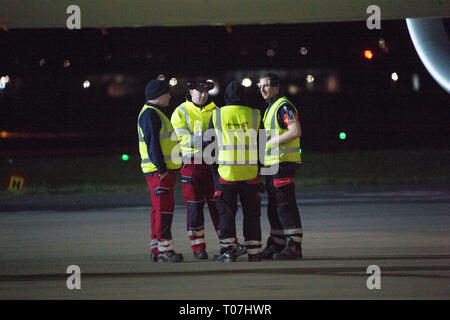 Glasgow, UK. 18. März 2019. Der schottischen Fußball-Nationalmannschaft gesehen Ihre Luxus jetliner private Einsteigen ins Flugzeug in den frühen Stunden in Glasgow Flughafen Momente gesehen vor der Abreise für Kasachstan ein Spiel am Mittwoch zu spielen. Der Flug war um 11 Uhr zu nehmen, jedoch infolge einer unvorhergesehenen Problem, wo der Pilot hatte aus dem Flight Deck zu kommen und auf den Asphalt und mit Bodenpersonal sprechen, der Flug dauerte schließlich in den frühen Morgenstunden von heute. Credit: Colin Fisher/Alamy leben Nachrichten Stockfoto