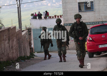 Nablus, Westjordanland Nablus. 18 Mär, 2019. Israelische Soldaten patrouillieren eine Straße in Salem Village, östlich von der West Bank Stadt Nablus, 18. März 2019. Die israelischen Truppen gesucht der West Bank, die für die vermutlich Palästinensischen Mörder eines israelischen Soldaten am Montag. Die Palästinenser einen Israeli getötet und schwer verletzt zwei andere im Schießen und Stechen Angriffe ab, bevor er die Szene am Sonntag, Israelische Armee sagte. Credit: nidal Eshtayeh/Xinhua/Alamy leben Nachrichten Stockfoto