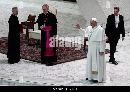 Vatikanstadt. 18. März, 2019. Vatikan - Papst Franziskus bei der Generalaudienz an die Familien der Corte dei Conti in der Aula Paolo VI. im Vatikan. Credit Bild: © evandro Inetti über ZUMA Draht) Credit: Evandro Inetti/ZUMA Draht/Alamy leben Nachrichten Stockfoto