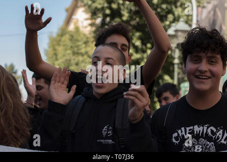 Studenten Rally holding Banner und rufen Parolen gegen die Regierung. Ein paar tausende Schülerinnen und Schüler auf die Straße gingen gegen die anstehenden Reformen in der Bildung, die Sie behaupten, Sie fahren für bezahlte Fortbildung suchen, eine zusätzliche finanzielle Belastung zu ihren Eltern zu demonstrieren. © Nikolas Georgiou/Alamy leben Nachrichten Stockfoto