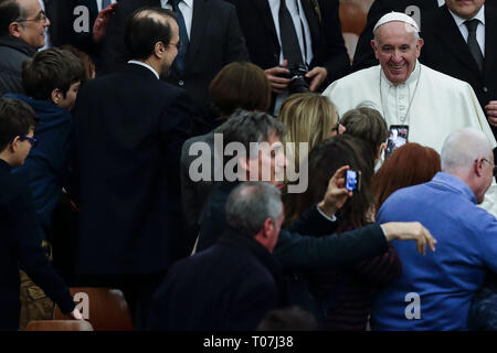 Vatikanstadt. 18. März, 2019. Vatikan - Papst Franziskus bei der Generalaudienz an die Familien der Corte dei Conti in der Aula Paolo VI. im Vatikan. Credit Bild: © evandro Inetti über ZUMA Draht) Credit: Evandro Inetti/ZUMA Draht/Alamy leben Nachrichten Stockfoto