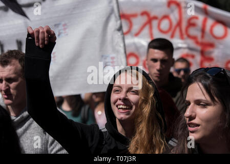 Studenten Rally holding Banner und rufen Parolen gegen die Regierung. Ein paar tausende Schülerinnen und Schüler auf die Straße gingen gegen die anstehenden Reformen in der Bildung, die Sie behaupten, Sie fahren für bezahlte Fortbildung suchen, eine zusätzliche finanzielle Belastung zu ihren Eltern zu demonstrieren. © Nikolas Georgiou/Alamy leben Nachrichten Stockfoto