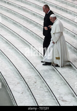 Vatikanstadt. 18. März, 2019. Vatikan - Papst Franziskus bei der Generalaudienz an die Familien der Corte dei Conti in der Aula Paolo VI. im Vatikan. Credit Bild: © evandro Inetti über ZUMA Draht) Credit: Evandro Inetti/ZUMA Draht/Alamy leben Nachrichten Stockfoto