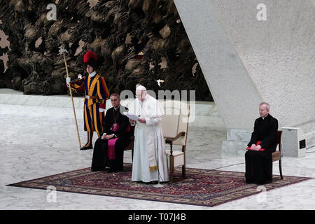 Vatikanstadt. 18. März, 2019. Vatikan - Papst Franziskus bei der Generalaudienz an die Familien der Corte dei Conti in der Aula Paolo VI. im Vatikan. Credit Bild: © evandro Inetti über ZUMA Draht) Credit: Evandro Inetti/ZUMA Draht/Alamy leben Nachrichten Stockfoto