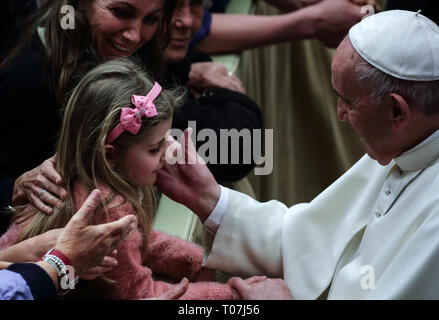 Vatikanstadt. 18. März, 2019. Vatikan - Papst Franziskus bei der Generalaudienz an die Familien der Corte dei Conti in der Aula Paolo VI. im Vatikan. Credit Bild: © evandro Inetti über ZUMA Draht) Credit: Evandro Inetti/ZUMA Draht/Alamy leben Nachrichten Stockfoto