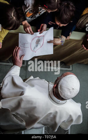 Vatikanstadt. 18. März, 2019. Vatikan - Papst Franziskus bei der Generalaudienz an die Familien der Corte dei Conti in der Aula Paolo VI. im Vatikan. Credit Bild: © evandro Inetti über ZUMA Draht) Credit: Evandro Inetti/ZUMA Draht/Alamy leben Nachrichten Stockfoto