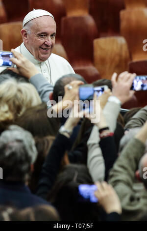 Vatikanstadt. 18. März, 2019. Vatikan - Papst Franziskus bei der Generalaudienz an die Familien der Corte dei Conti in der Aula Paolo VI. im Vatikan. Credit Bild: © evandro Inetti über ZUMA Draht) Credit: Evandro Inetti/ZUMA Draht/Alamy leben Nachrichten Stockfoto