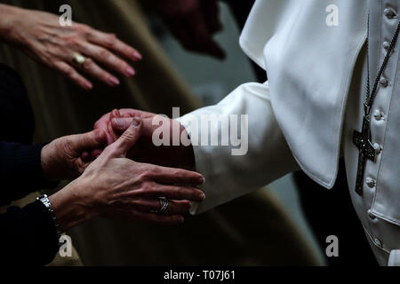 Vatikanstadt. 18. März, 2019. Vatikan - Papst Franziskus bei der Generalaudienz an die Familien der Corte dei Conti in der Aula Paolo VI. im Vatikan. Credit Bild: © evandro Inetti über ZUMA Draht) Credit: Evandro Inetti/ZUMA Draht/Alamy leben Nachrichten Stockfoto