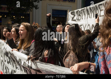 Studenten Rally holding Banner und rufen Parolen gegen die Regierung. Ein paar tausende Schülerinnen und Schüler auf die Straße gingen gegen die anstehenden Reformen in der Bildung, die Sie behaupten, Sie fahren für bezahlte Fortbildung suchen, eine zusätzliche finanzielle Belastung zu ihren Eltern zu demonstrieren. © Nikolas Georgiou/Alamy leben Nachrichten Stockfoto