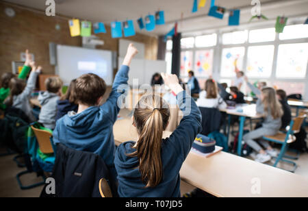 Hamburg, Deutschland. 18 Mär, 2019. Abbildung - Schüler einer fünften Klasse eines Gymnasiums Bericht in der Klasse. Ein Smartboard hängt vor dem Klassenzimmer. Credit: Daniel Reinhardt/dpa/Alamy leben Nachrichten Stockfoto