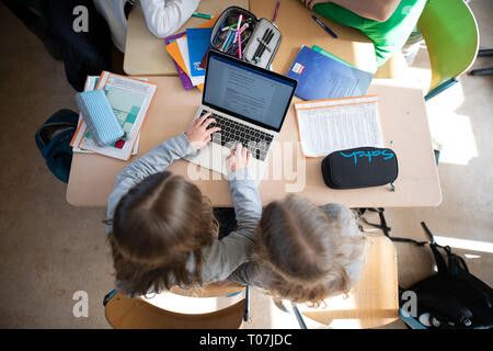 Hamburg, Deutschland. 18 Mär, 2019. Abbildung - Schüler einer fünften Klasse eines Gymnasiums mit einem Laptop in der Klasse. Credit: Daniel Reinhardt/dpa/Alamy leben Nachrichten Stockfoto