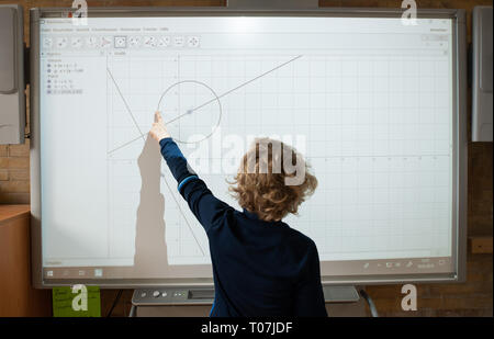 Hamburg, Deutschland. 18 Mär, 2019. Abbildung - ein Schüler einer fünften Klasse eines Gymnasiums arbeitet an einem Smartboard. Credit: Daniel Reinhardt/dpa/Alamy leben Nachrichten Stockfoto