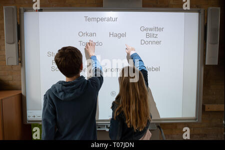 Hamburg, Deutschland. 18 Mär, 2019. Abbildung - zwei Schüler einer fünften Klasse eines Gymnasiums arbeiten an einem Smartboard. Credit: Daniel Reinhardt/dpa/Alamy leben Nachrichten Stockfoto