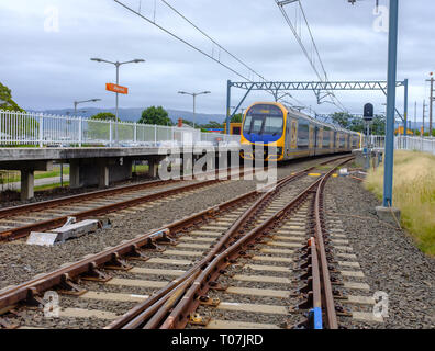 Australische S-Bahn am Bahnhof Plattform, geringe Aussicht von Gleisanlagen, Albion Park, Australien, NSW Stockfoto