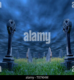 Ein furchtsames Friedhof mit Grabsteinen und Blue dark sky Stockfoto
