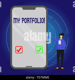 Schreiben Hinweis zeigen Mein Portfolio. Business Konzept für Arbeitsproben Kunst Zeichnungen fotografie Mann präsentieren, während andere große Smartphone Stockfoto