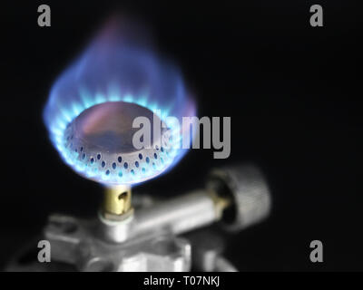 Flamme des Gasbrenners, Patrone Brenner auf schwarzen Hintergrund mit Kopie Raum Stockfoto