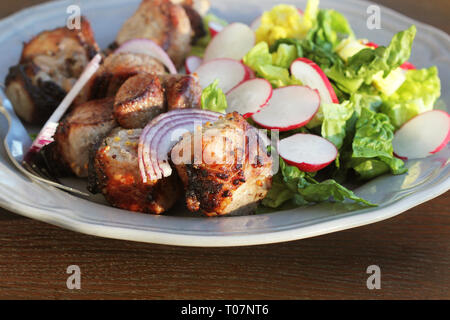 Grill Fleisch. Schweinefleisch vom Grill Spieße mit Salat auf Teller. Stockfoto