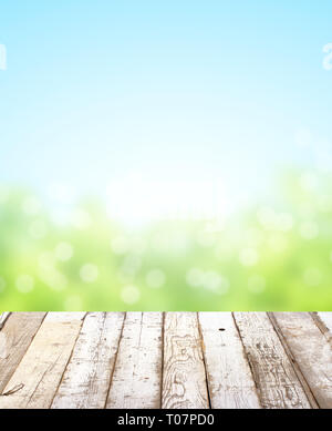 Holz- Tischplatte auf abstrakten verwischt Natur Hintergrund Stockfoto