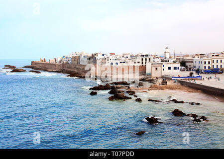 Klassische Ansicht der Medina Essaouira und Atlantischen Ozean, Marokko, Nordafrika. UNESCO-Weltkulturerbe. Blick von der Festungsmauer von Skala du Port Stockfoto