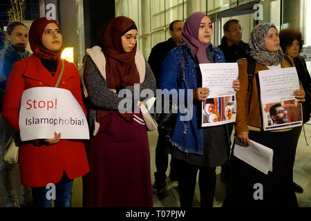 Tel Aviv, ISRAEL, 17.. März 2019. Arabisch-israelische Frauen halten Zeichen, wenn sie an einer jüdischen und muslimischen Gebetsnachricht teilnehmen, die von der israelischen Tag Meir Anti-Rassismus-Organisation außerhalb der neuseeländischen Botschaft am Sonntag in Tel Aviv abgehalten wird, angesichts des Massakers, das in zwei Moscheen in diesem Land in Christchurch verübt wurde. Stockfoto