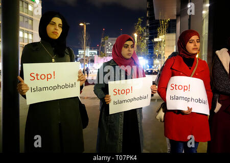 Tel Aviv, ISRAEL, 17.. März 2019. Arabisch-israelische Frauen halten Schilder mit der Aufschrift "Stop Islamophobia" in der Hand, wenn sie an einer jüdischen und muslimischen Gebetsnachricht teilnehmen, die von der israelischen Tag Meir Anti-Rassismus-Organisation außerhalb der neuseeländischen Botschaft in Tel Aviv Sunday durchgeführt wird, angesichts des Massakers, das in zwei Moscheen in diesem Land in Christchurch verübt wurde. Stockfoto